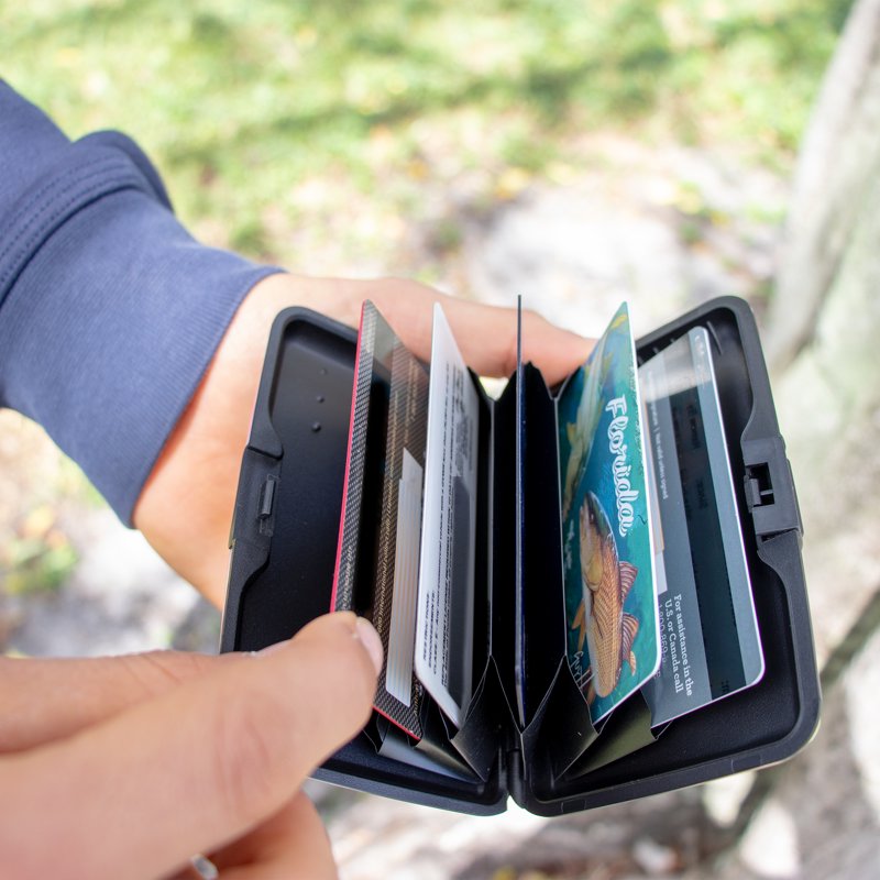RFID Blocking Wallet with Aluminum Exterior - Travel Safe, 6 Slots