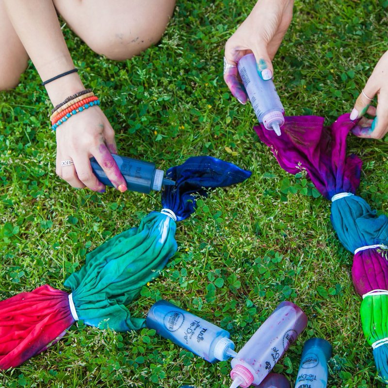 Vibrant Tie-Dye Kit with 5 Colors for Fabric Dyeing - One-Step Set for T-Shirts & More