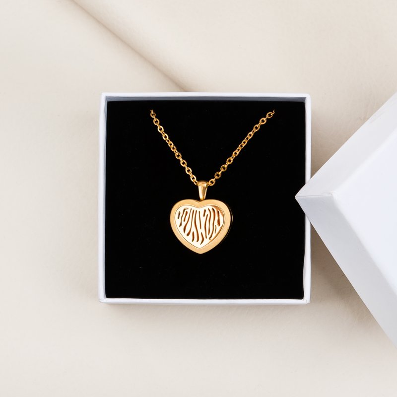 Aromatherapy Heart Necklace Diffuser Jewelry with Reusable Pads Gift Set