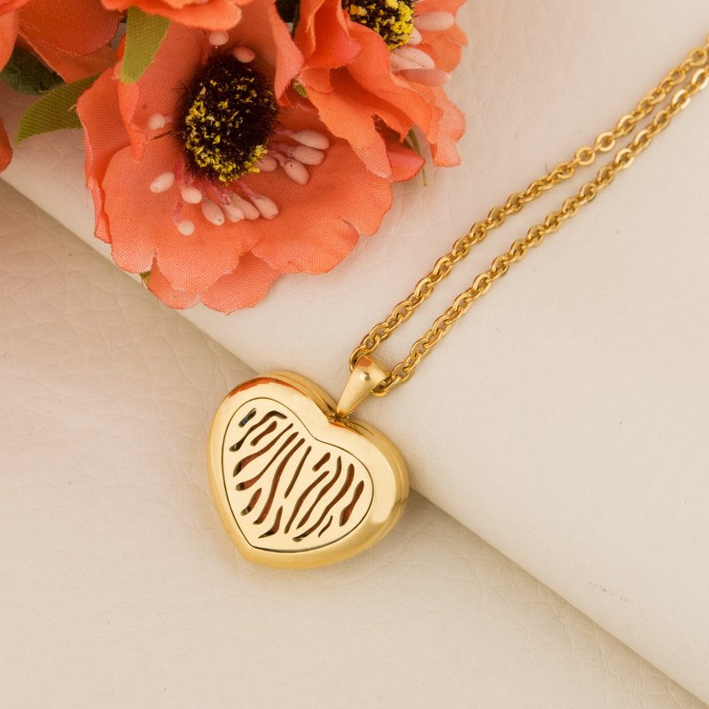 Aromatherapy Heart Necklace Diffuser Jewelry with Reusable Pads Gift Set