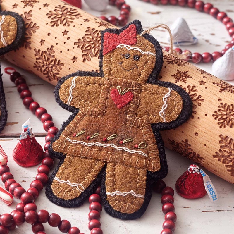 Christmas Stitchery Book - 40 Holiday Home Decor Projects for Hand Embroidery