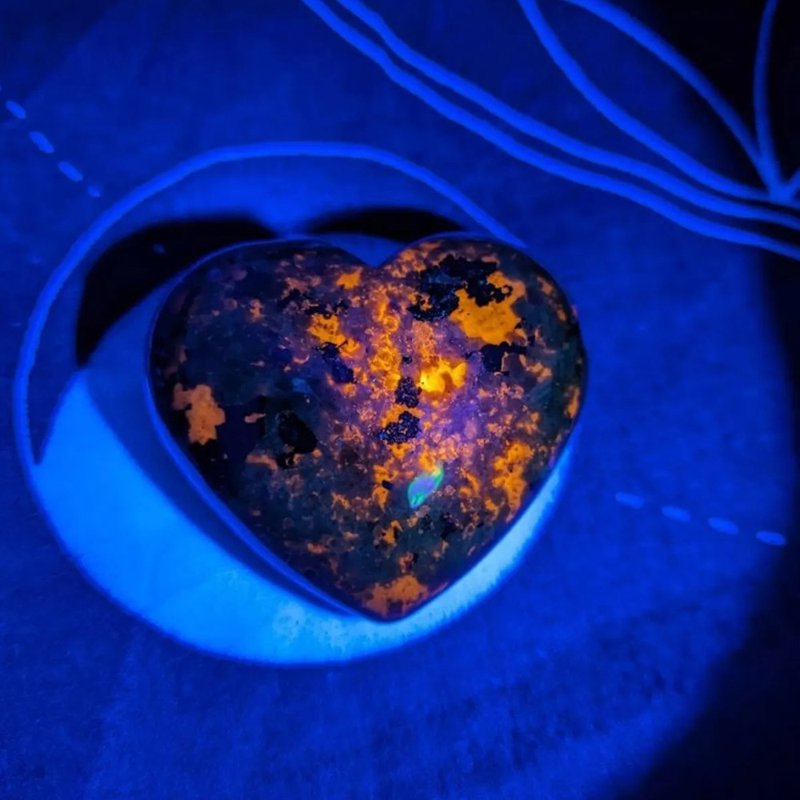 Natural Yooperlite Heart Tumbled Glow Stone UV Reactive Mineral Decor Gift