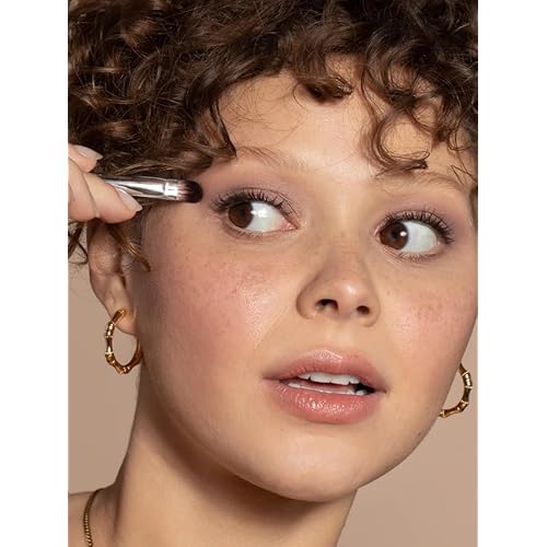 ILIA - Shadow Brush | Flat, Tapered Head Made with FSC Certified Wood, Aluminum, + Soft, Vegan Bristles | Pack, Press, + Sweep Eyeshadow | Expertly Crafted | Non-Toxic, Vegan, Cruelty-Free, Recyclable
