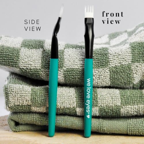 We Love Eyes - In Between Eyelash Brush - Ideal for removing stubborn eyelid margin debris for lash retention - safe for lash extensions - ideal for those prone to anterior blepharitis & collarettes