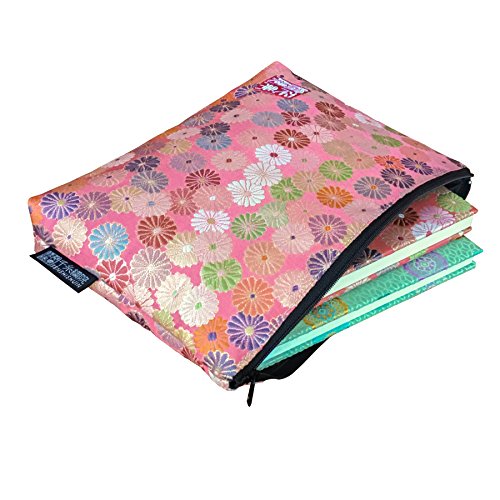 Brocade zipper pouch, lined with Nishijin brocade, size M. (Shugikuranman)