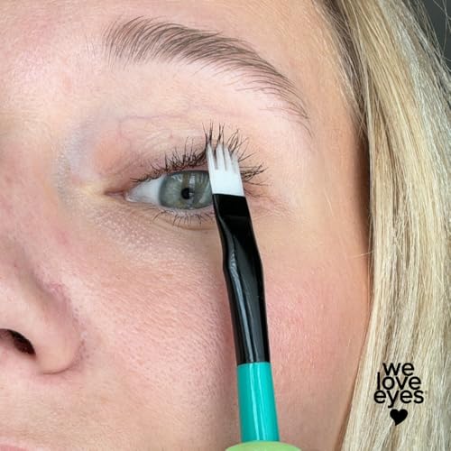 We Love Eyes - In Between Eyelash Brush - Ideal for removing stubborn eyelid margin debris for lash retention - safe for lash extensions - ideal for those prone to anterior blepharitis & collarettes