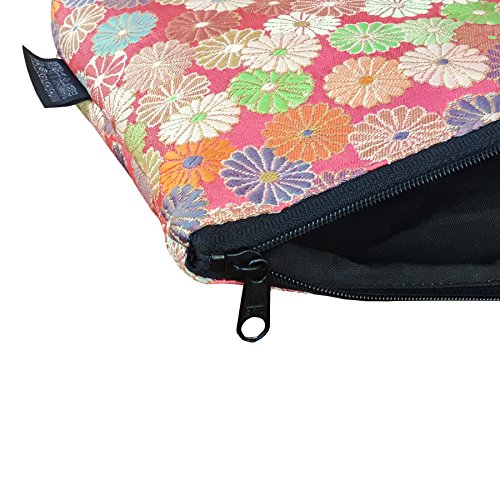 Brocade zipper pouch, lined with Nishijin brocade, size M. (Shugikuranman)