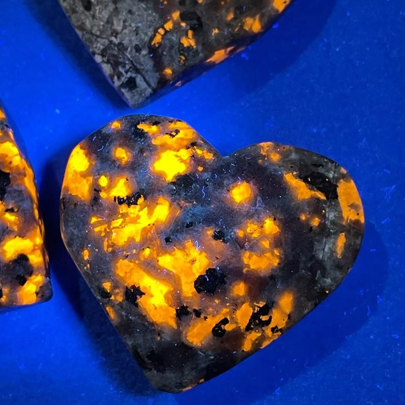 Natural Yooperlite Heart Tumbled Glow Stone UV Reactive Mineral Decor Gift