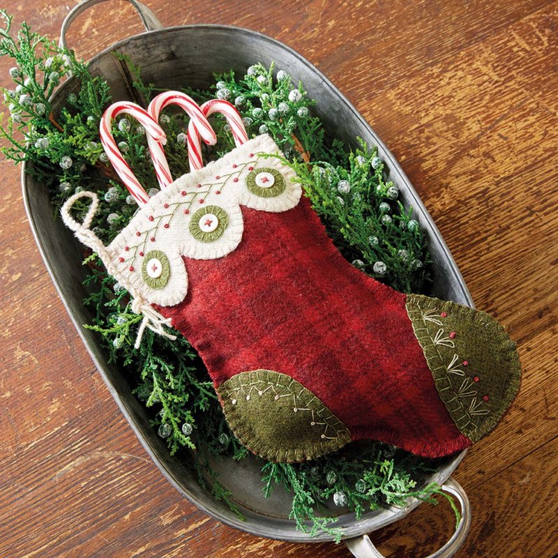 Christmas Stitchery Book - 40 Holiday Home Decor Projects for Hand Embroidery