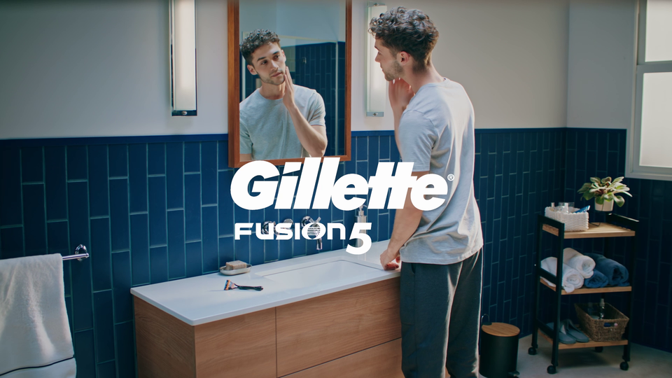 Gillette Fusion5 Men's Razor with Handle and 1 Refill - Close Shave