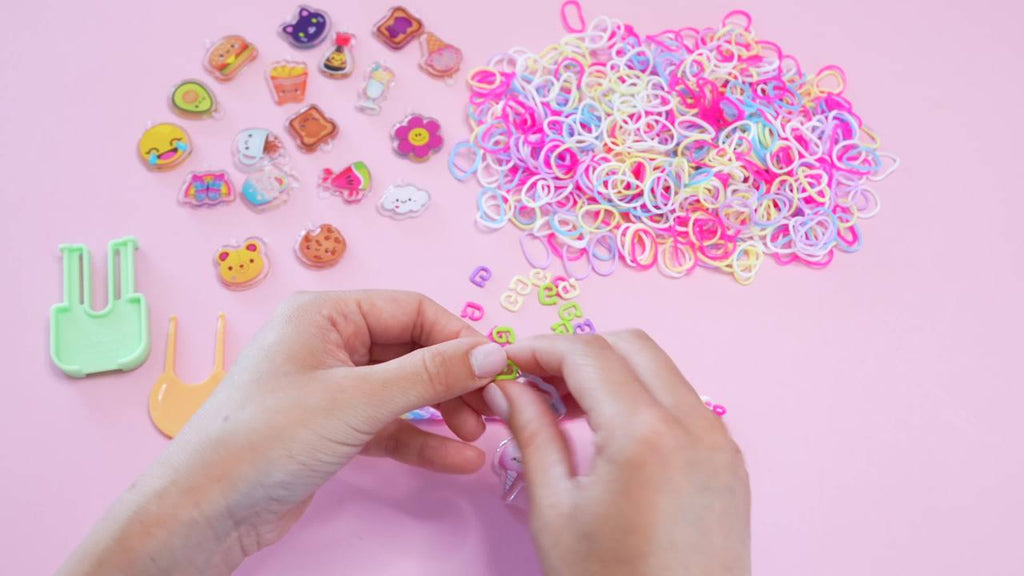 Kids Charm Bracelet Kit with 1697 Pieces - DIY Jewelry Craft Set